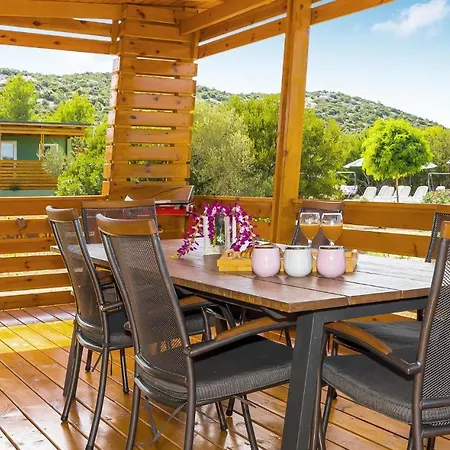 In W/ Outdoor Swimming Pool, Wifi And 2 Bedrooms Holiday home Tisno