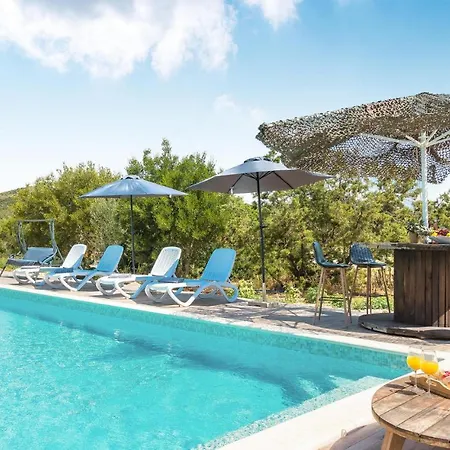 In W/ Outdoor Swimming Pool, Wifi And 2 Bedrooms